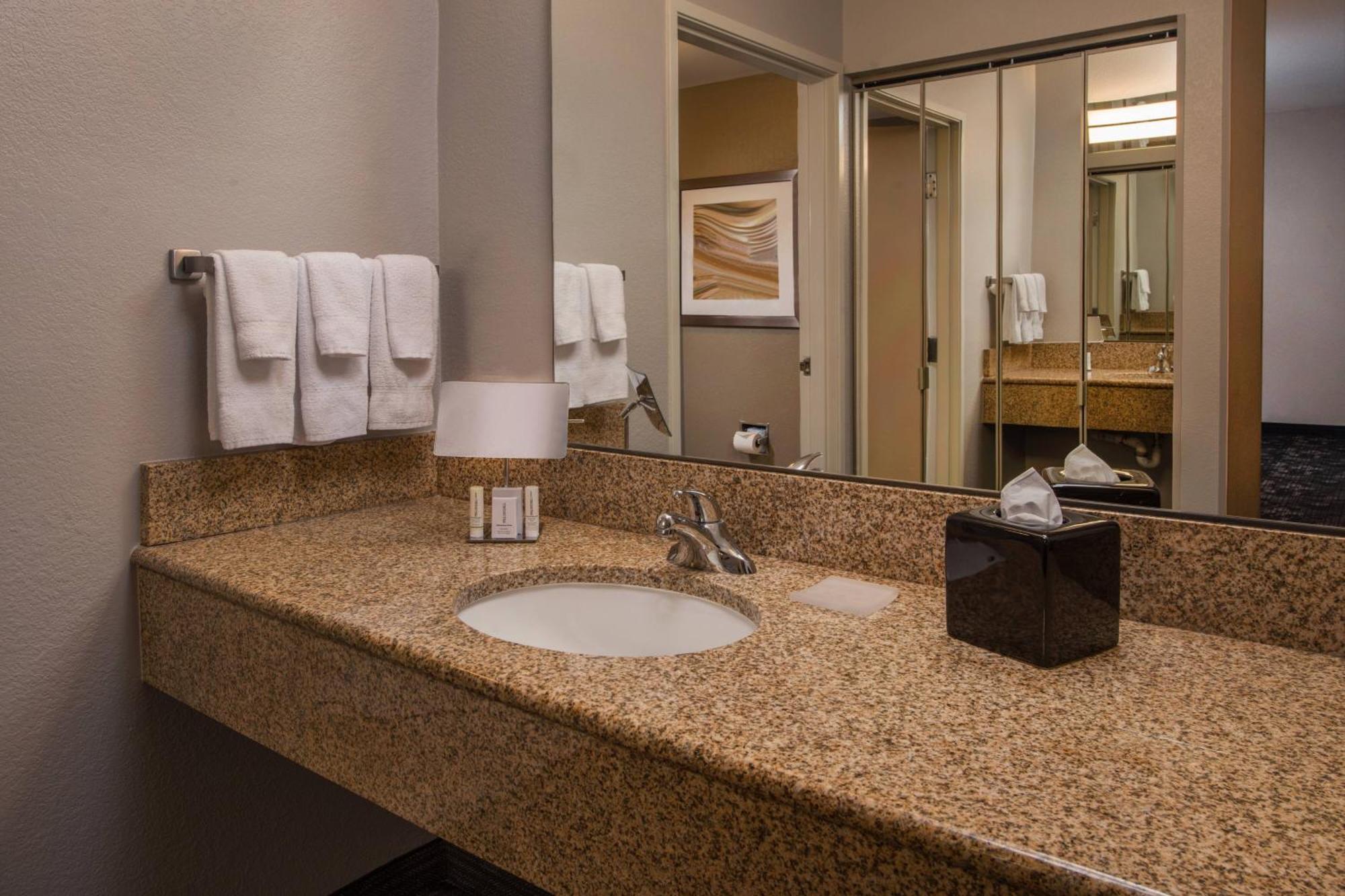 Готель Courtyard By Marriott Dulles Town Center Стерлінґ Екстер'єр фото